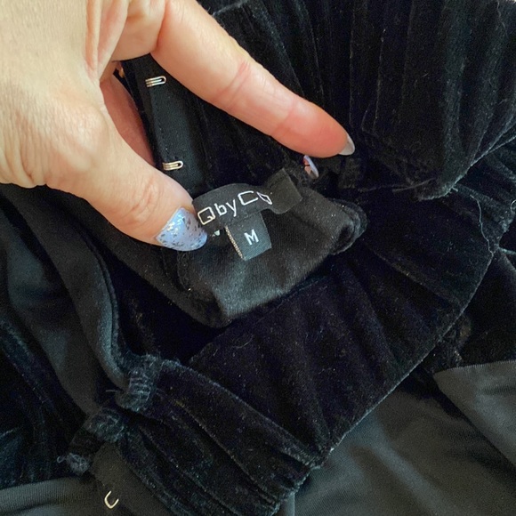 Velvety sleeveless body suit w/front and back cutout - Picture 3 of 5